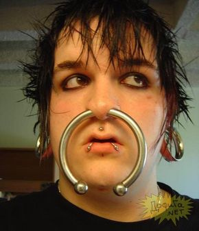 Bilderesultat for person with most piercings